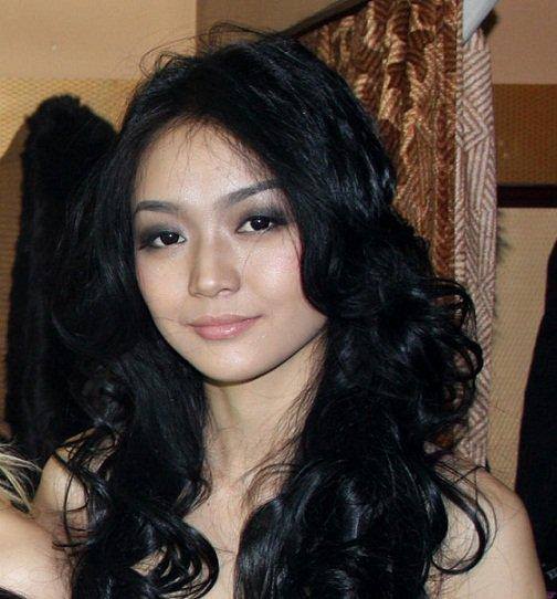 Дуучин Агий: Миний экс найз залуу гээд байгаа хүнтэй 3,4 жил холбоогүй явж байна